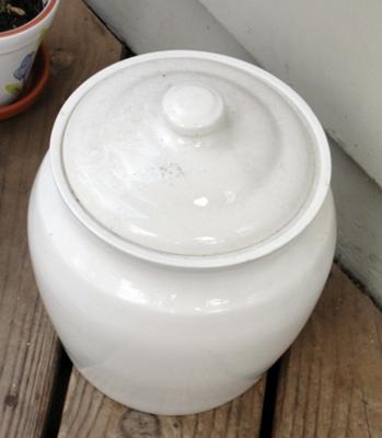 Ceramic jar for compost scraps