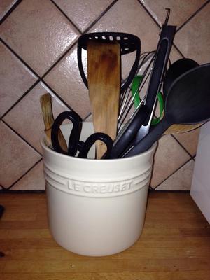https://www.home-storage-solutions-101.com/images/le-creuset-utensil-holder-keeps-my-drawers-uncluttered-21768316.jpg