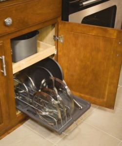 Kitchen Organization - Pots & Cast Iron Pans - Remodelando la Casa