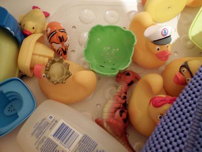 15 Ways to Store Bath Toys and Magically Declutter your Bathroom