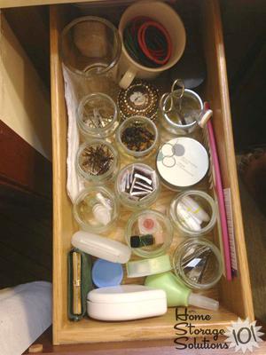 https://www.home-storage-solutions-101.com/images/repurpose-baby-food-jars-other-jars-for-bathroom-drawer-organization-21819116.jpg