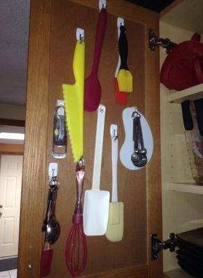 https://www.home-storage-solutions-101.com/images/xhang-utensils-up-inside-cabinet-door-with-hooks-21768343.jpg.pagespeed.ic.w1cQQPrfyF.jpg