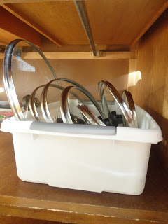 https://www.home-storage-solutions-101.com/images/xkeep-lids-in-one-location-with-a-dish-pan-or-other-basket-type-container-21761142.jpg.pagespeed.ic.PXDmy1-kHA.jpg